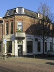 907565 Gezicht op het winkelhoekpand Nieuwe Koekoekstraat 2 te Utrecht, met op de voorgrond de Hopakker.N.B. Bouwjaar: ...